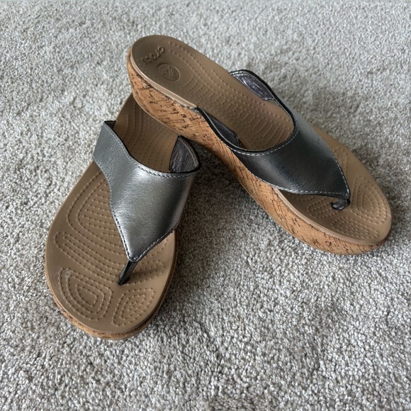 Crocs Aleigh Silver Metallic Leather Wedge Sandel Flip Flop Comfort Casual - Picture 1 of 10